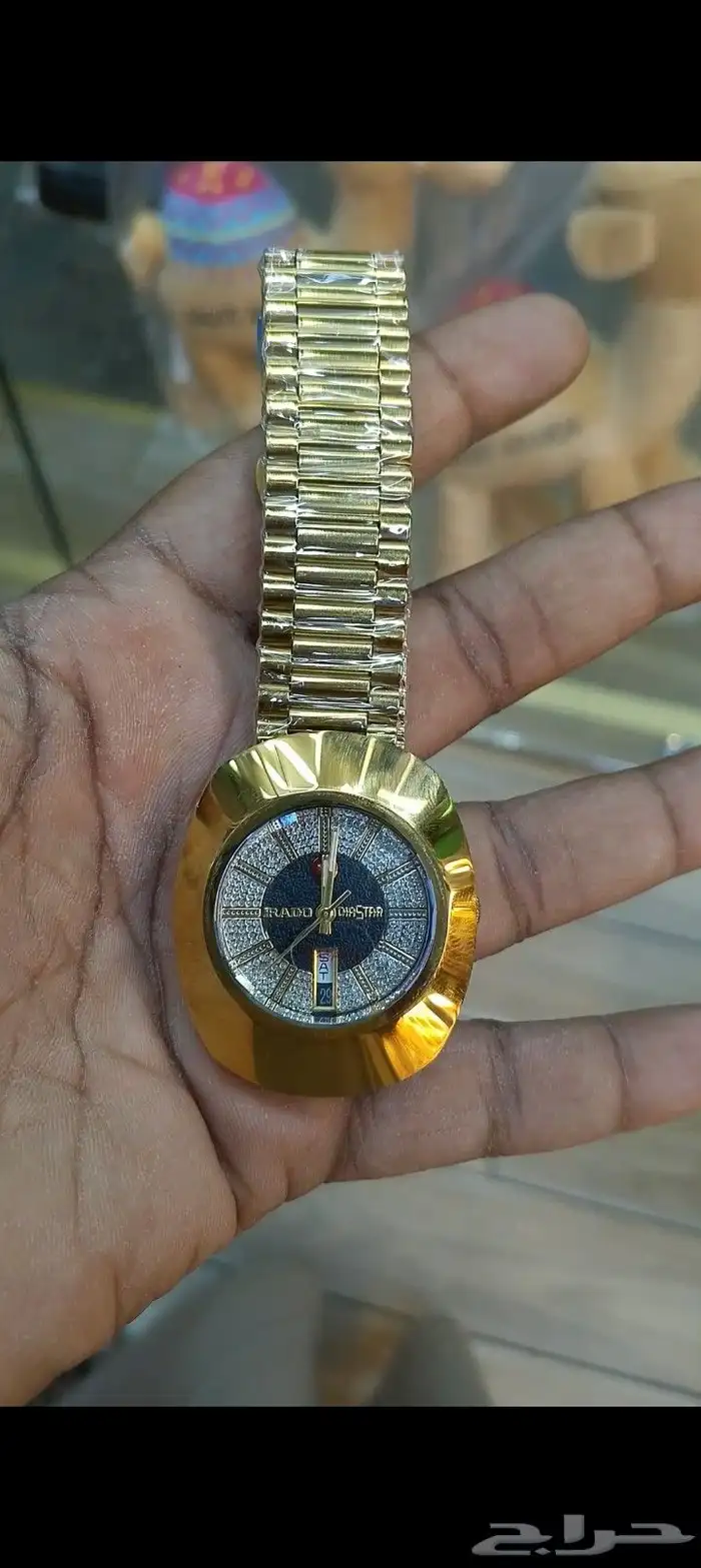 ساعة رادو بلون ذهبي ومينا اسود مرصح بالالماس 0