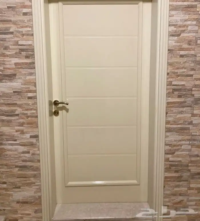 معلم متخصص في دهان الأبواب وغرف النوم والديكورات الخشبيه بمك 6