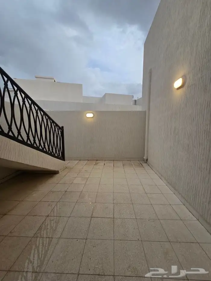 للبيع روف علوى مع ملحق مدخل مستقل620 ألف خلف مستشفى الألماني 24