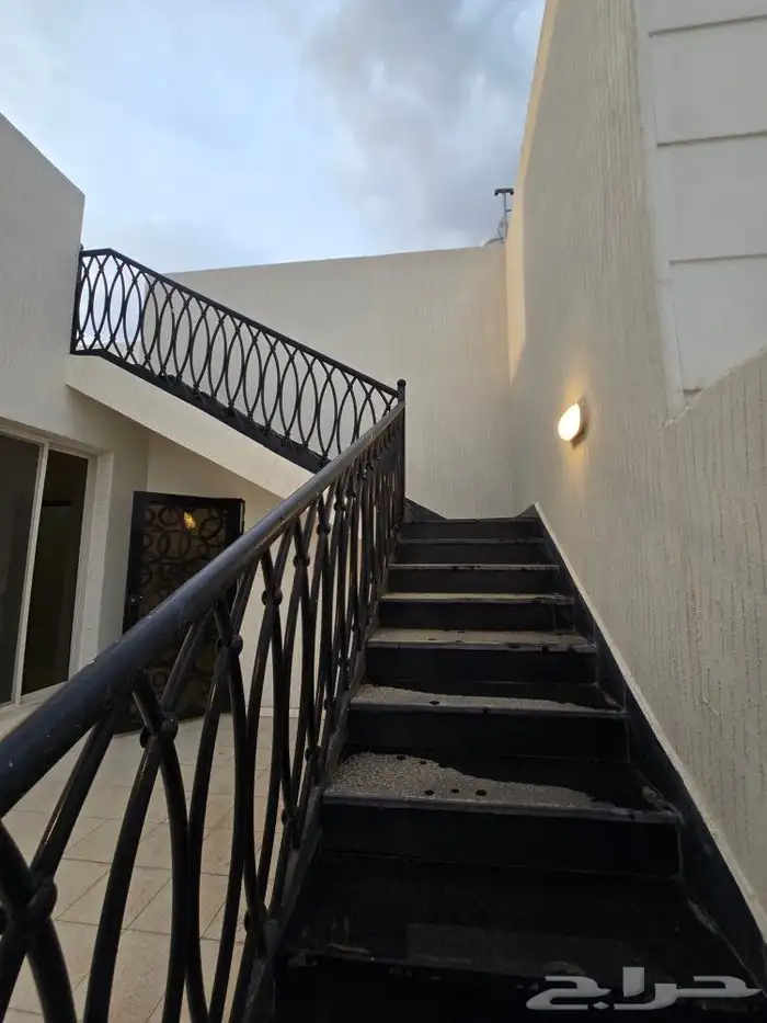 للبيع روف علوى مع ملحق مدخل مستقل620 ألف خلف مستشفى الألماني 25