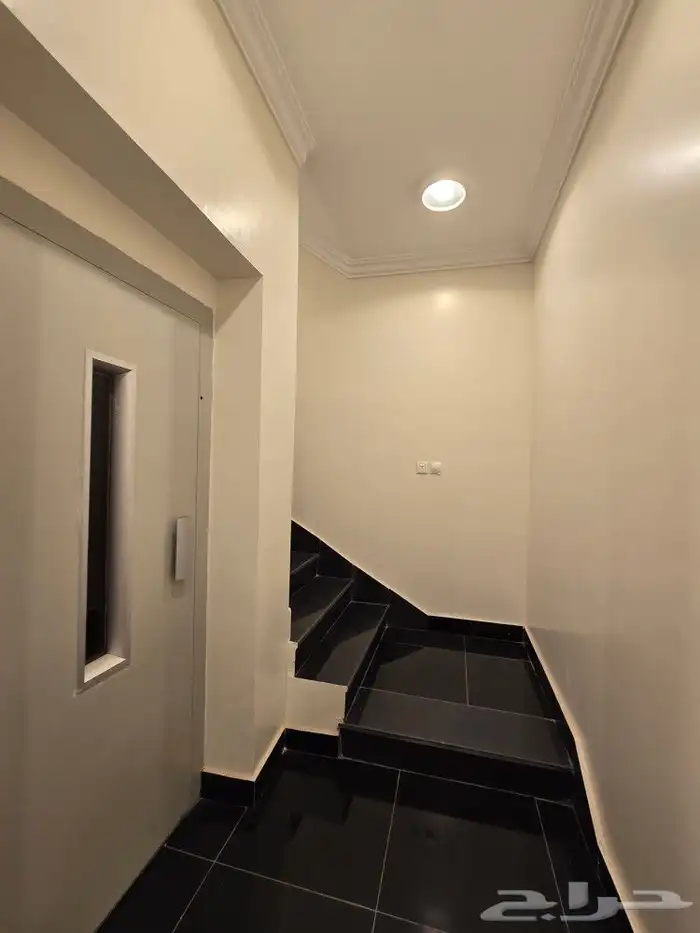 للبيع روف علوى مع ملحق مدخل مستقل620 ألف خلف مستشفى الألماني 3