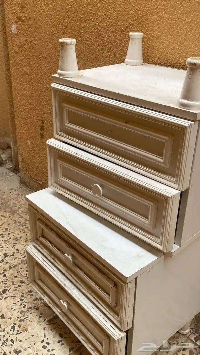 2 سرير للبيع وطاولة وكوميدينا 2 السعر 100 قابل للتفاوض 3