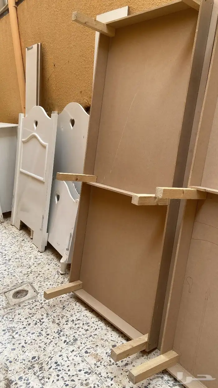 2 سرير للبيع وطاولة وكوميدينا 2 السعر 100 قابل للتفاوض 0