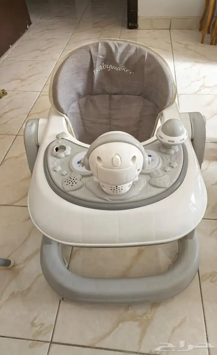 أغراض أطفال لدواعي السفر سرير وكرسي طعام ومشايه شبه جديده 6