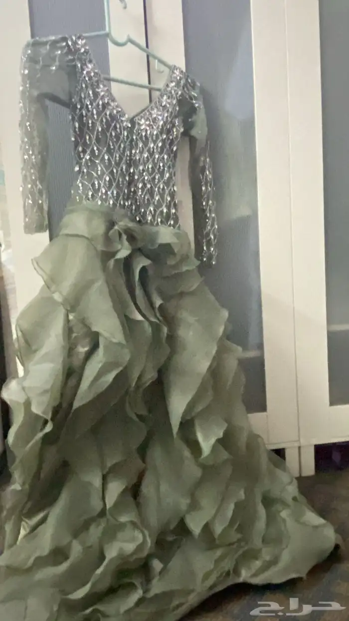 فستان زواج انيق بلون الزيتي استخدم مره وحده مقاسs 1