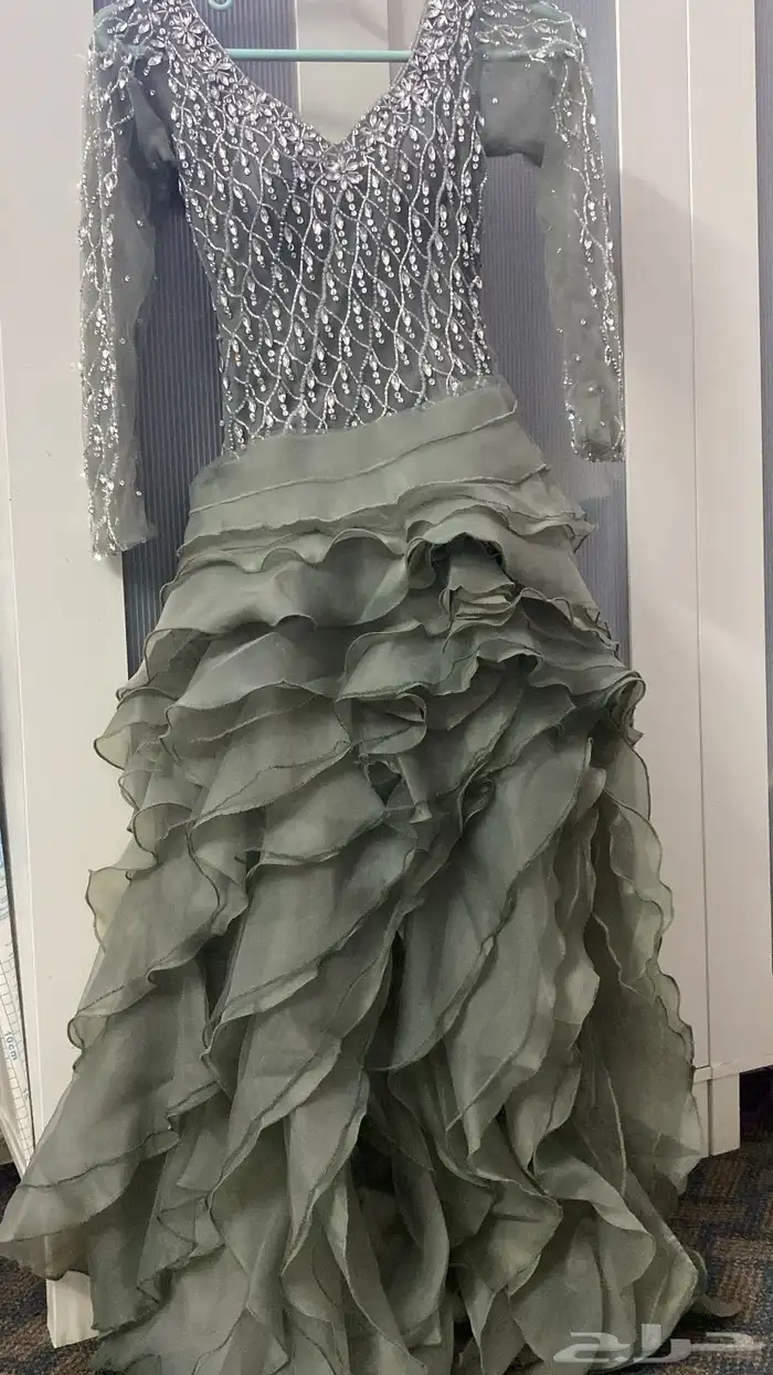 فستان زواج انيق بلون الزيتي استخدم مره وحده مقاسs 0