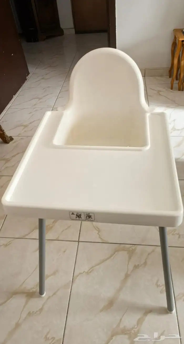 أغراض أطفال لدواعي السفر سرير وكرسي طعام ومشايه شبه جديده 5