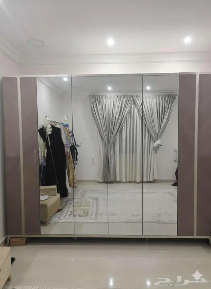 دولاب ملابس فاخر بتصميم عصري وأبواب مرايا كاملة للبيع 1