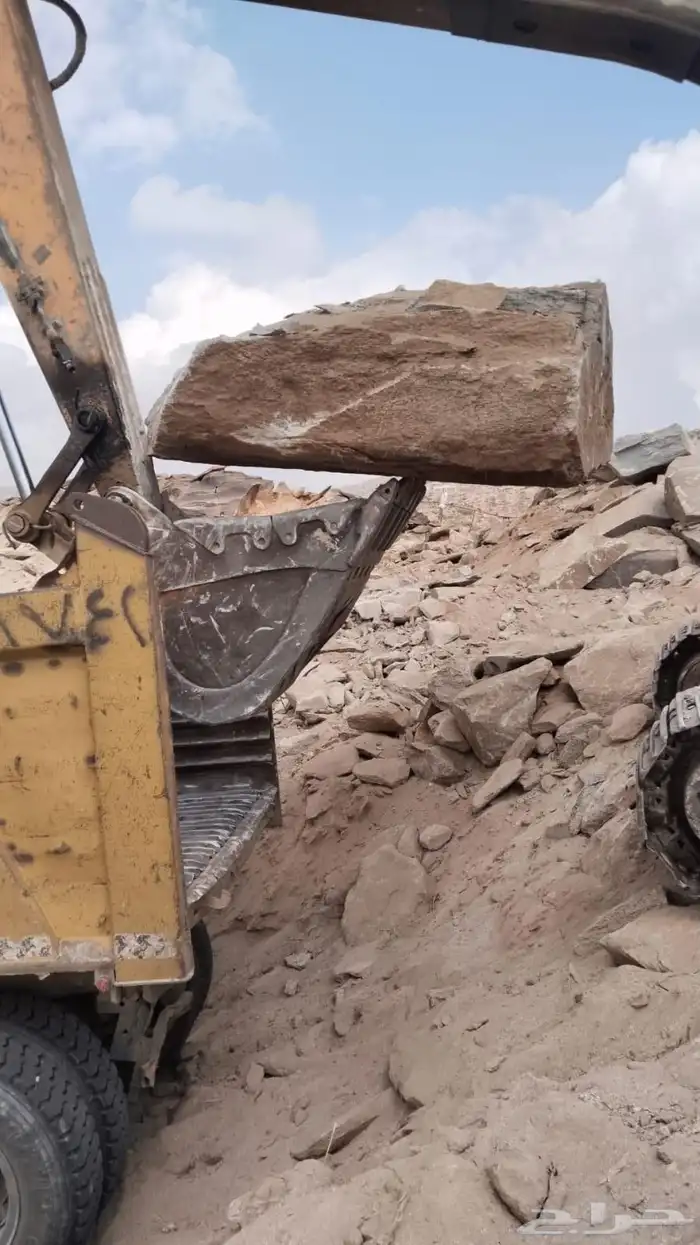 بوكلين لبناء الحجر وقص الاراضي وهدم العمائر القديمه 0