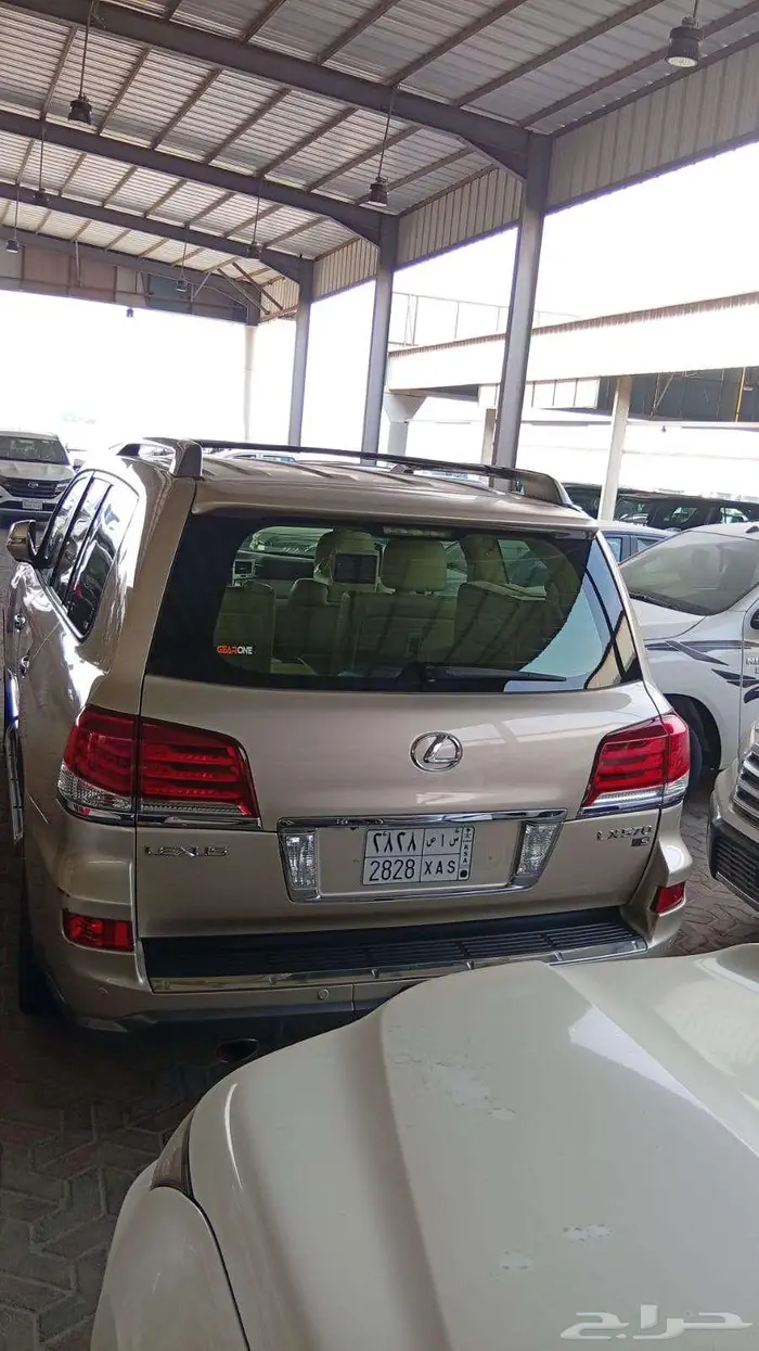 لكزس LX570 موديل 2015 لون زهبى 2