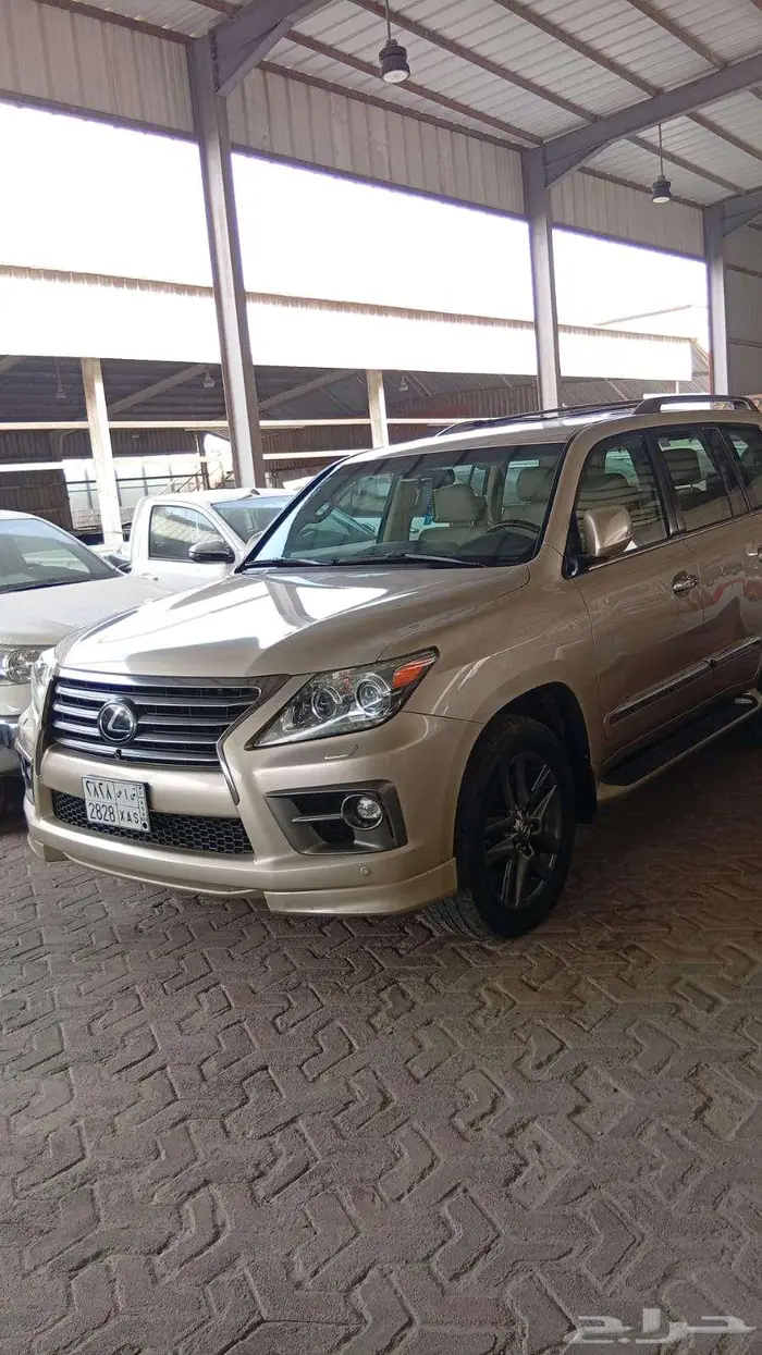 لكزس LX570 موديل 2015 لون زهبى 1