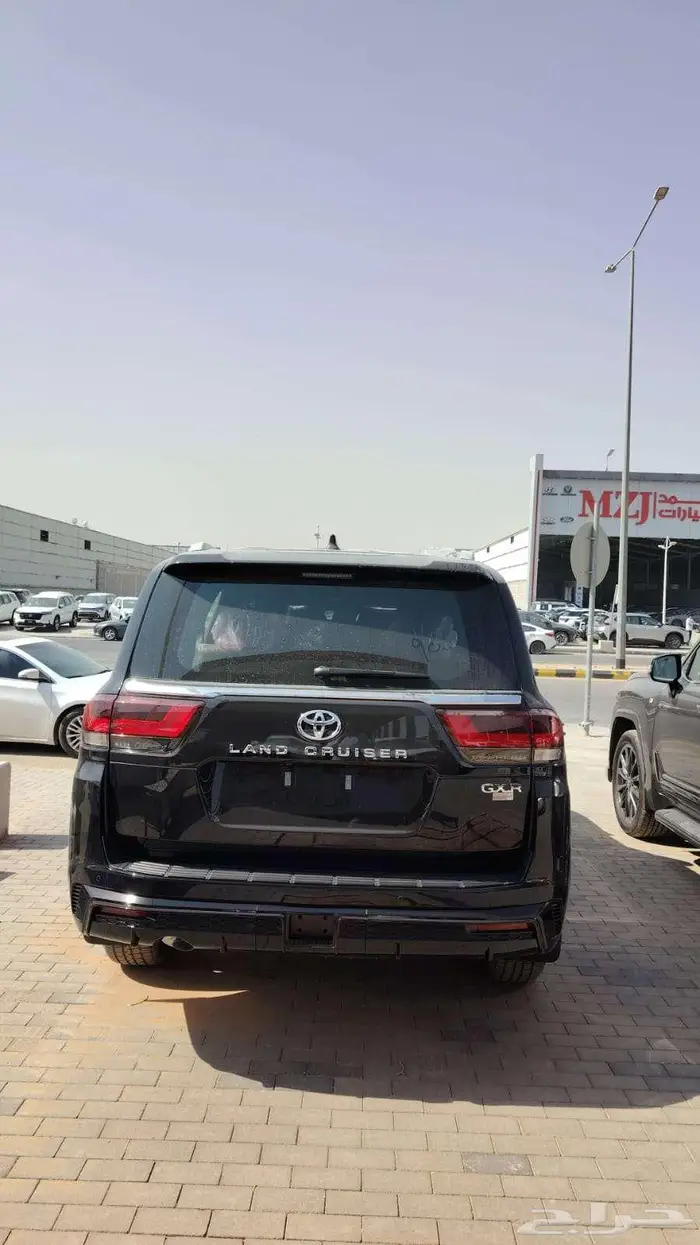 تويوتا لاندكروزر Sجي اكس ار 2025 اسود خليجي تنفس طبيعي 3