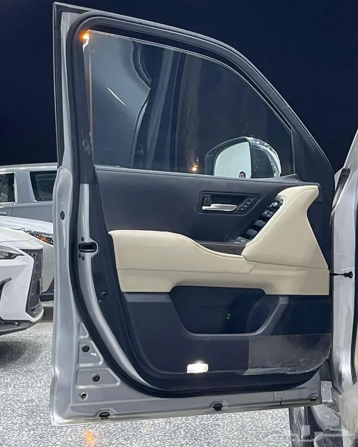 تويوتا لاندكروزر VXR ديزل 2023 فضي 335000 8