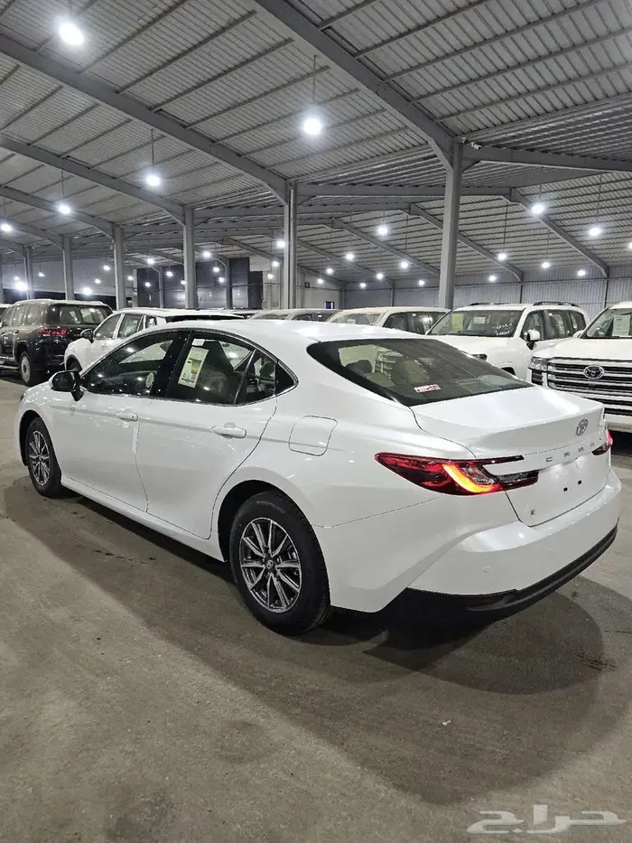 تويوتا كامري E بنزين موديل 2025 18