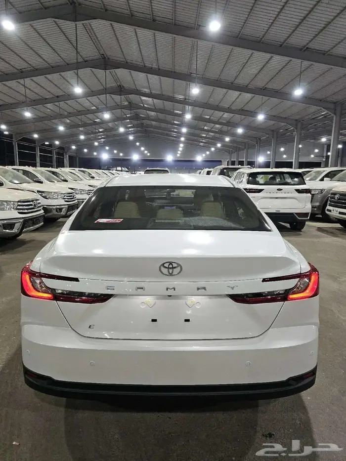 تويوتا كامري E بنزين موديل 2025 24