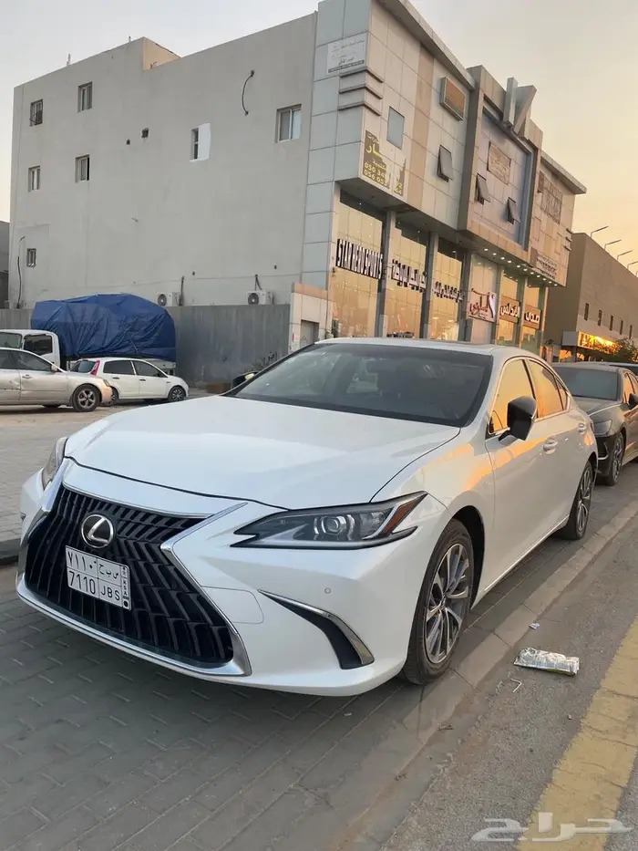 لكزس ES300 هايبرد ابيض 2023 5