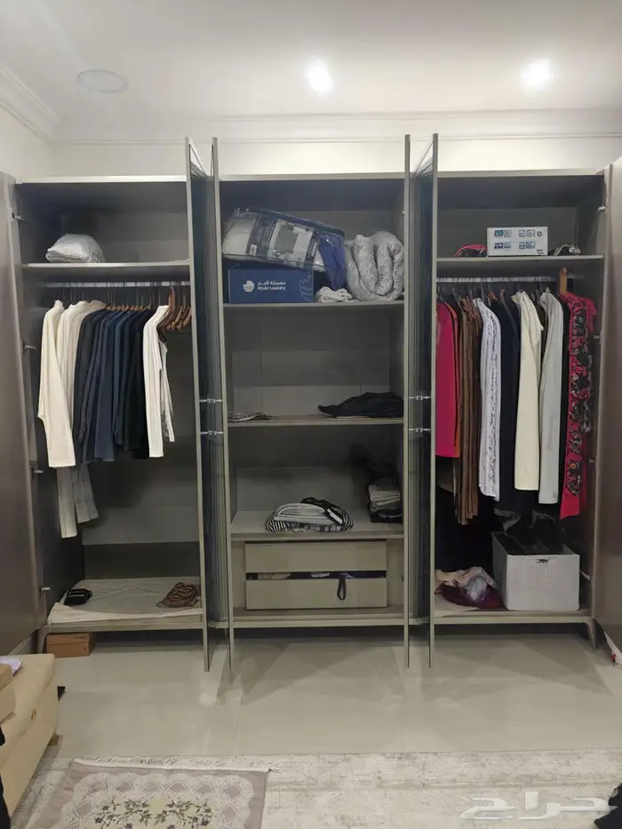 دولاب ملابس فاخر بتصميم عصري وأبواب مرايا كاملة للبيع 0