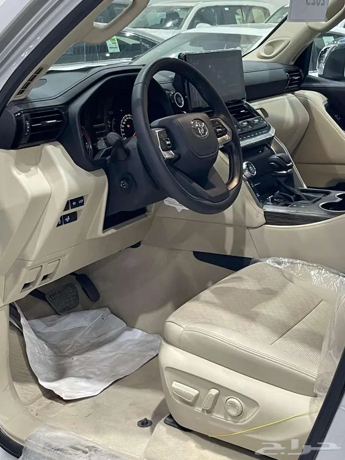 تويوتا لاندكروزر VXR ديزل 2023 فضي 335000 11