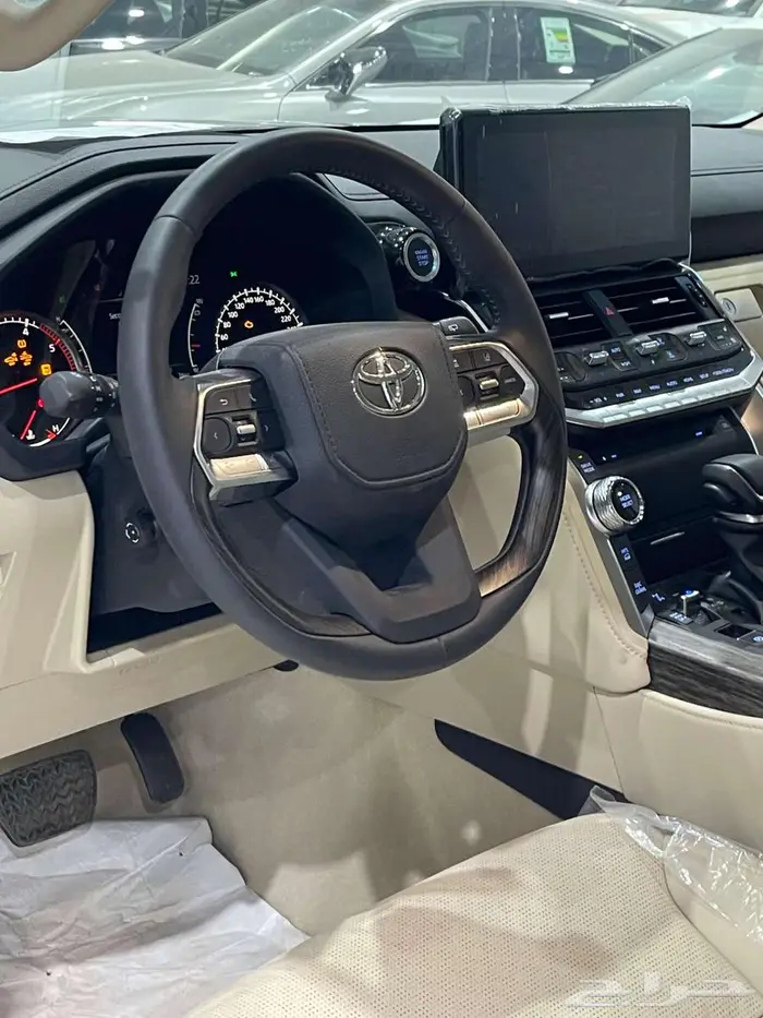 تويوتا لاندكروزر VXR ديزل 2023 فضي 335000 10