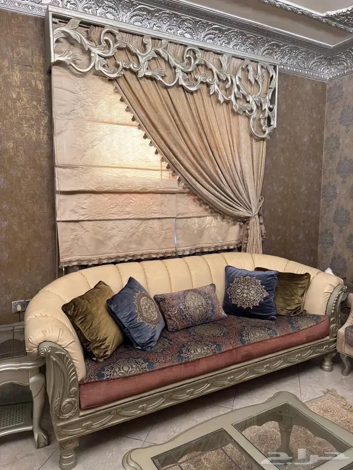 طقم كنب فاخر في صالة المنزل (3 صوفه 4 مفرد   2nطاولة شاي( 2