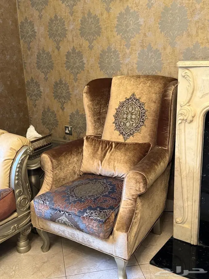 طقم كنب فاخر في صالة المنزل (3 صوفه 4 مفرد   2nطاولة شاي( 3