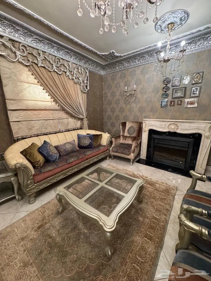 طقم كنب فاخر في صالة المنزل (3 صوفه 4 مفرد   2nطاولة شاي( 4