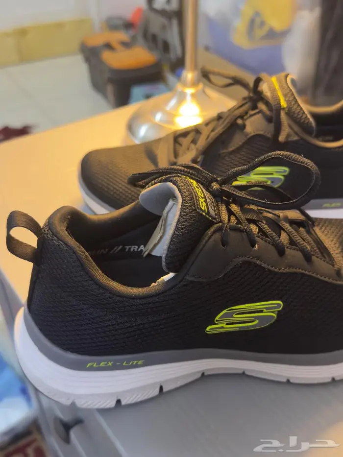 حذاء رياضي سكيتشرز مقاس 41 0