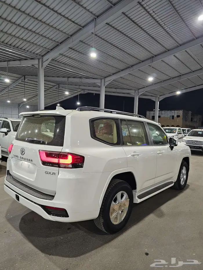 لاندكروزر GXR L2 عبداللطيف جميل بنزين 4