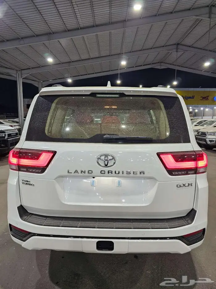 لاندكروزر GXR L2 عبداللطيف جميل بنزين 6