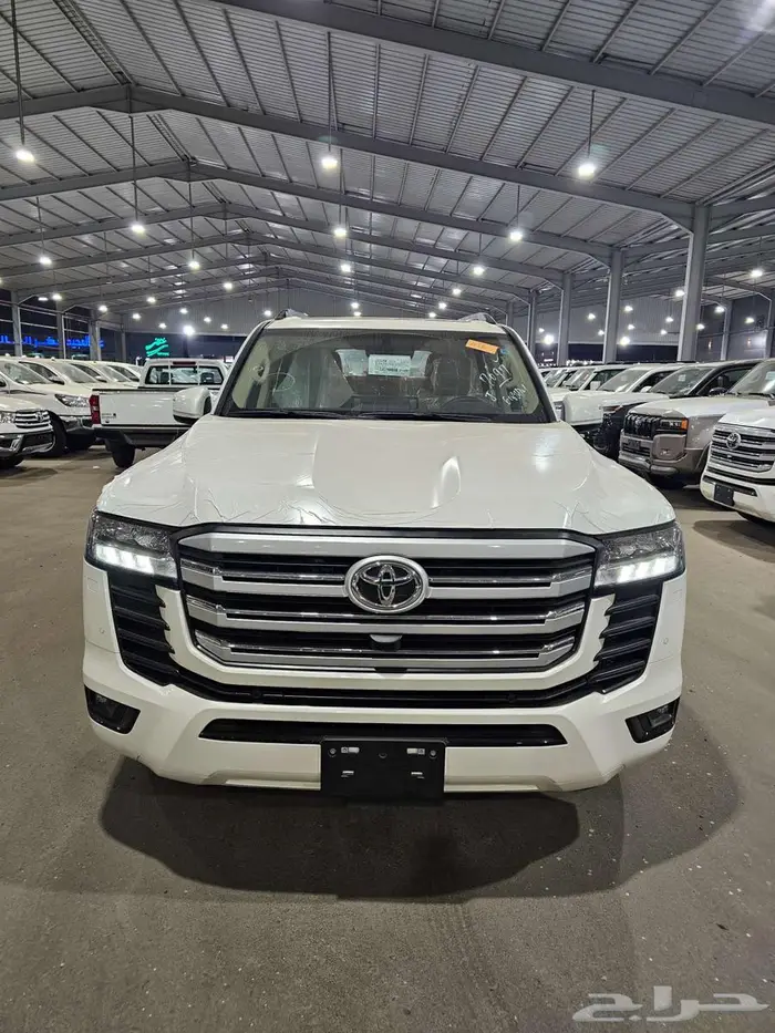 لاندكروزر GXR L2 عبداللطيف جميل بنزين 0