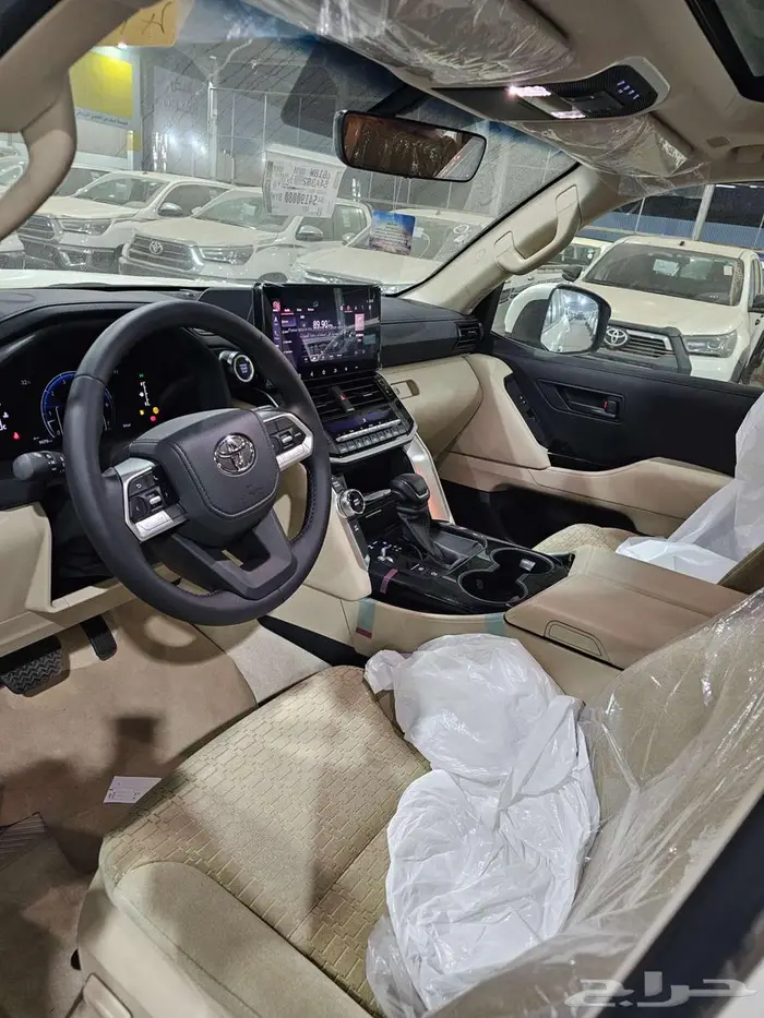 لاندكروزر GXR L2 عبداللطيف جميل بنزين 8