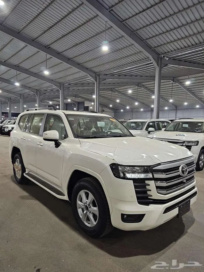 لاندكروزر GXR L2 عبداللطيف جميل بنزين 9