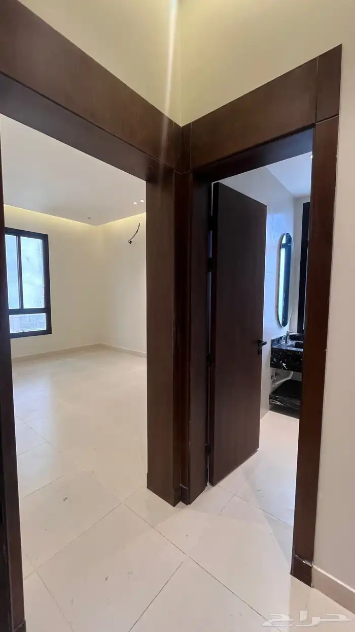 للبيع ادوار ارضيه وارواف علويه مع ملحق بسعر مناسب تشطيب Vip 13