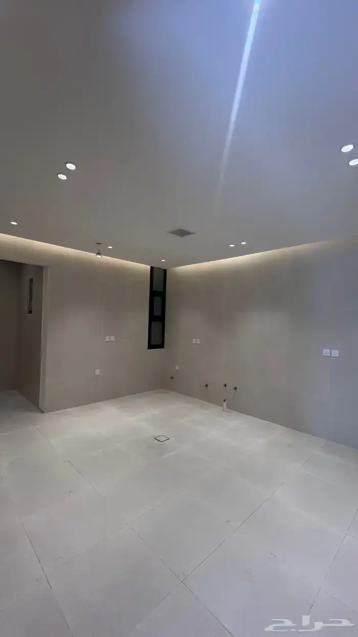 للبيع ادوار ارضيه وارواف علويه مع ملحق بسعر مناسب تشطيب Vip 14