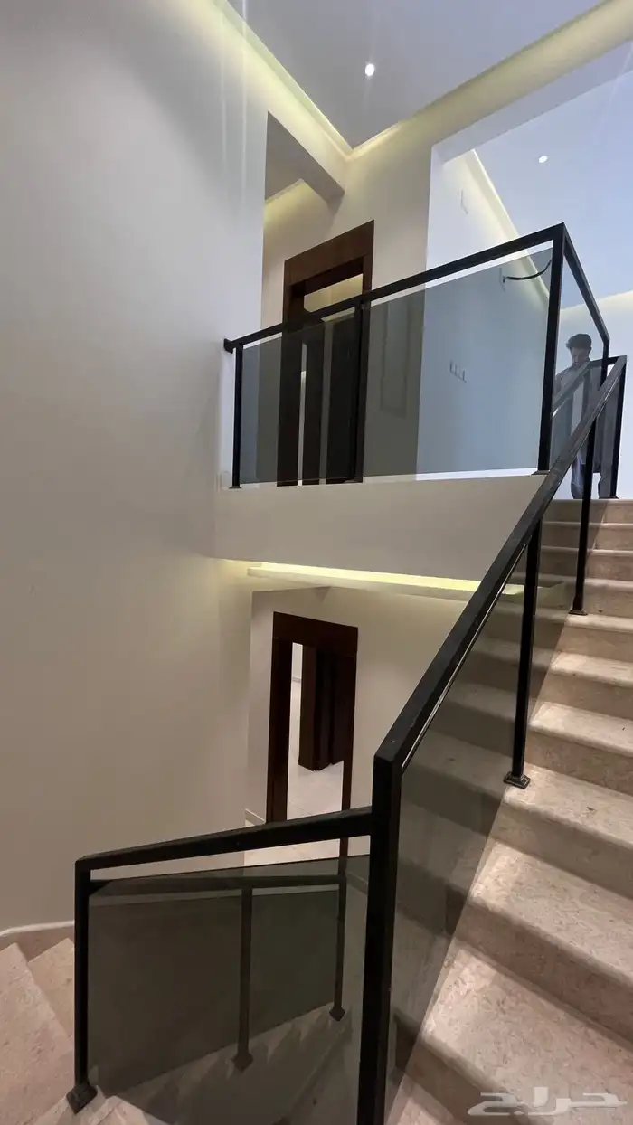 للبيع ادوار ارضيه وارواف علويه مع ملحق بسعر مناسب تشطيب Vip 2