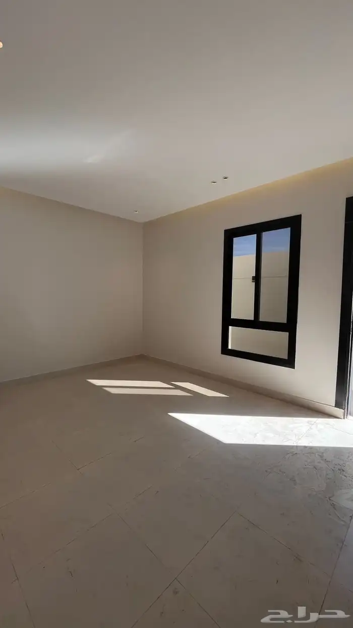 للبيع ادوار ارضيه وارواف علويه مع ملحق بسعر مناسب تشطيب Vip 6