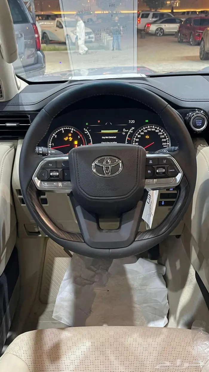 تويوتا لاندكروزر VXR ديزل 2023 فضي 335000 6
