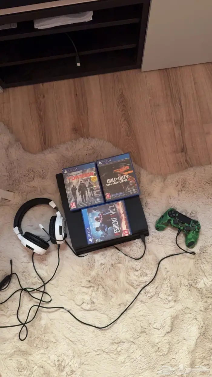 سوني 4 ( 1 تيرا ) برو نظيف ماقد انفك معاه سماعه سوني 3