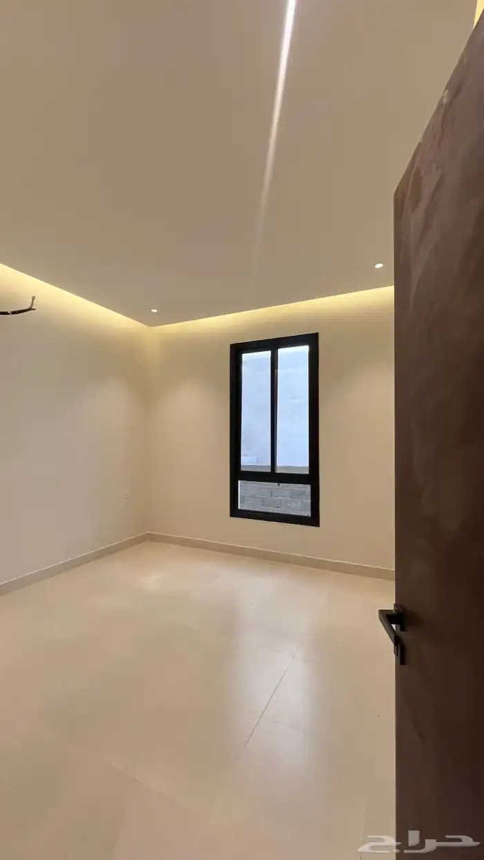 للبيع ادوار ارضيه وارواف علويه مع ملحق بسعر مناسب تشطيب Vip 3