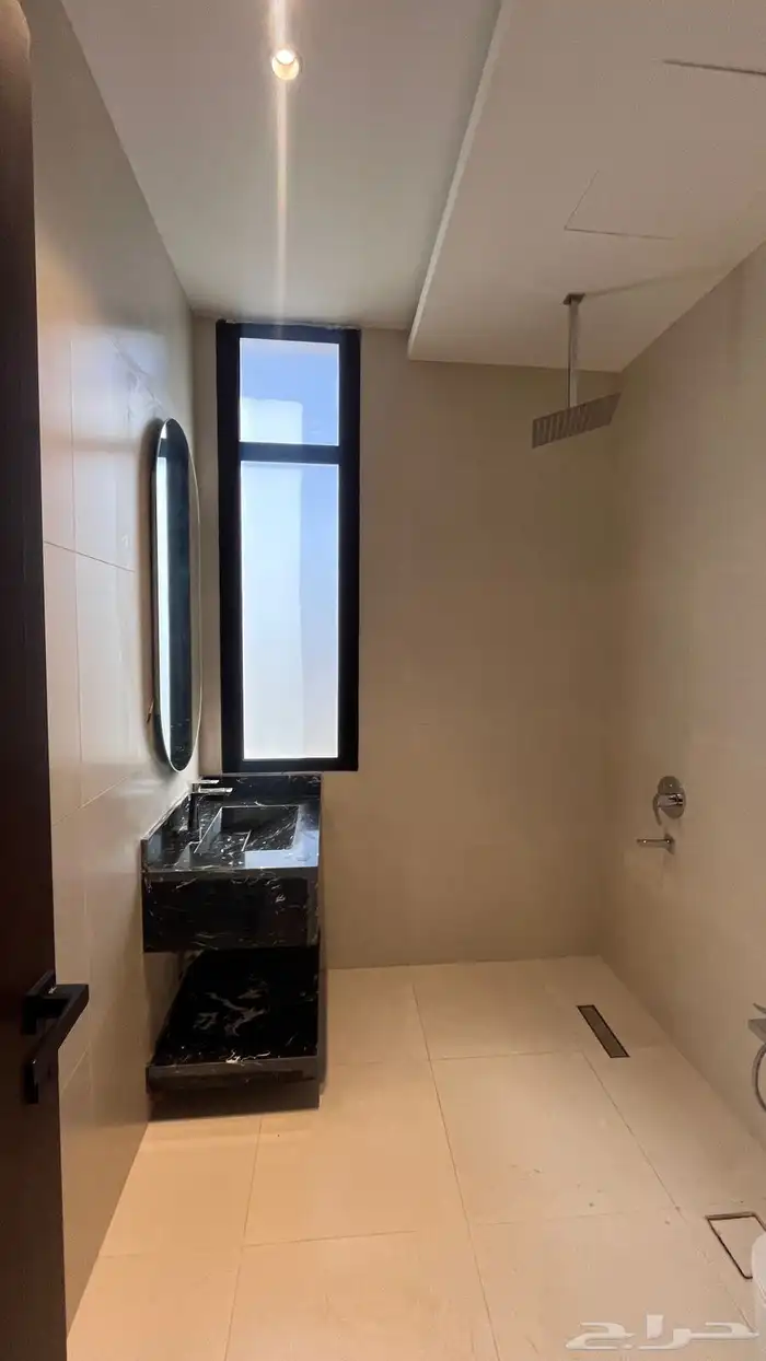 للبيع ادوار ارضيه وارواف علويه مع ملحق بسعر مناسب تشطيب Vip 11