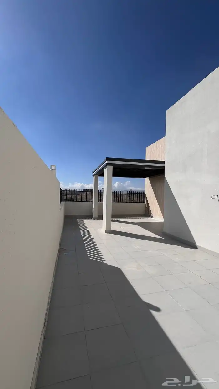 للبيع ادوار ارضيه وارواف علويه مع ملحق بسعر مناسب تشطيب Vip 10