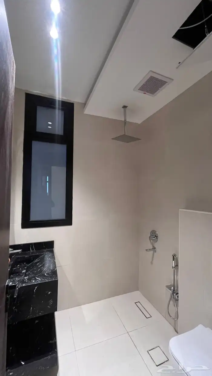 للبيع ادوار ارضيه وارواف علويه مع ملحق بسعر مناسب تشطيب Vip 15