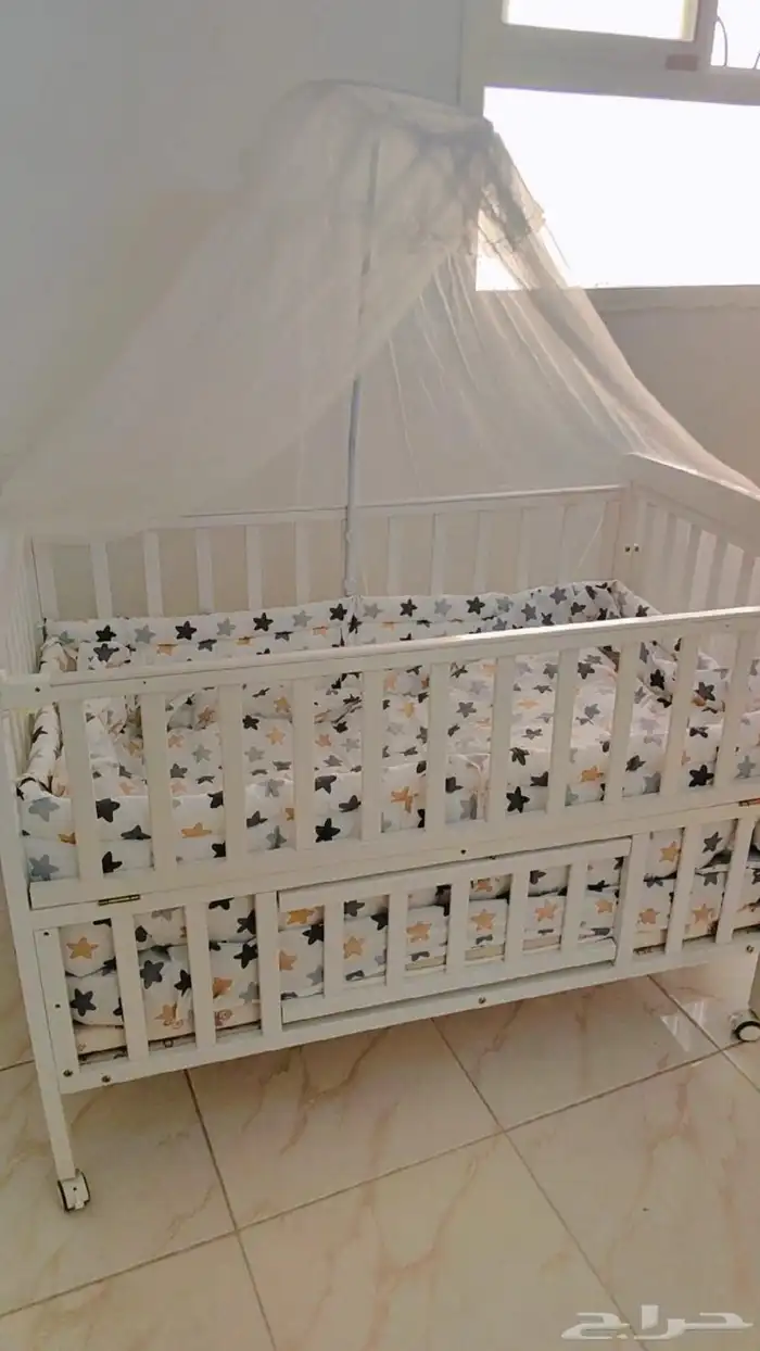 أغراض أطفال لدواعي السفر سرير وكرسي طعام ومشايه شبه جديده 2