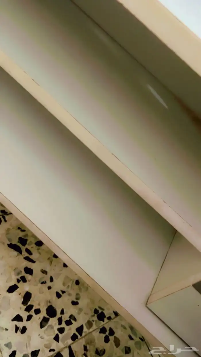 طاوله حقت شاشه نظيفه وجديده 1