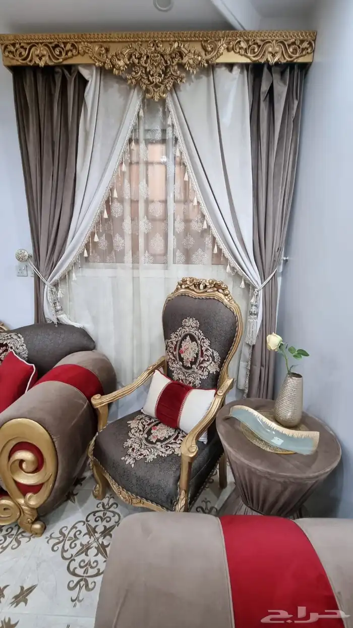 كنب 9 قطع معه 5 طوايل وستارته 8