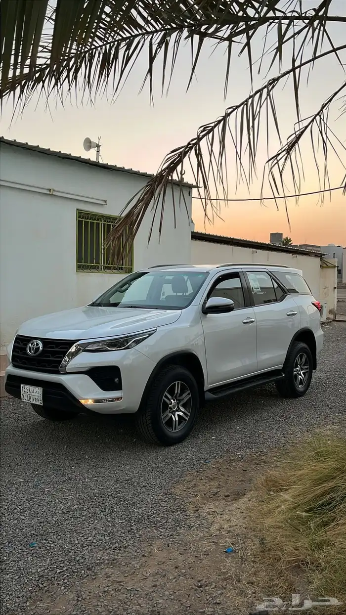 فورتشنر 2023بانزين 6سلندر دبل عداد145ألف خالي من الرشات 1