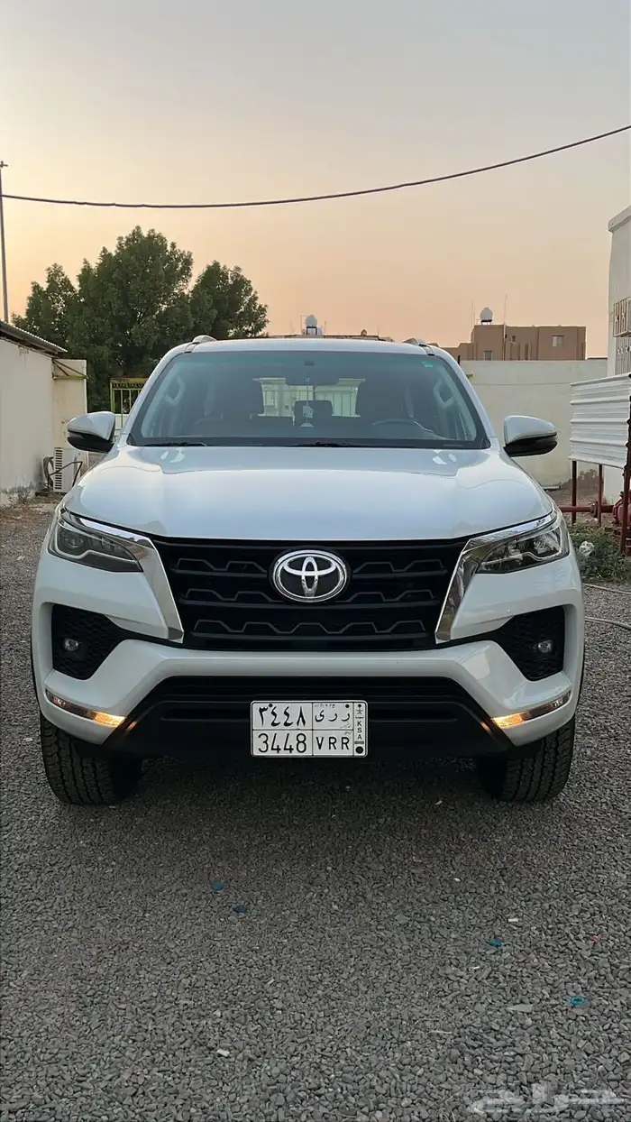 فورتشنر 2023بانزين 6سلندر دبل عداد145ألف خالي من الرشات 2