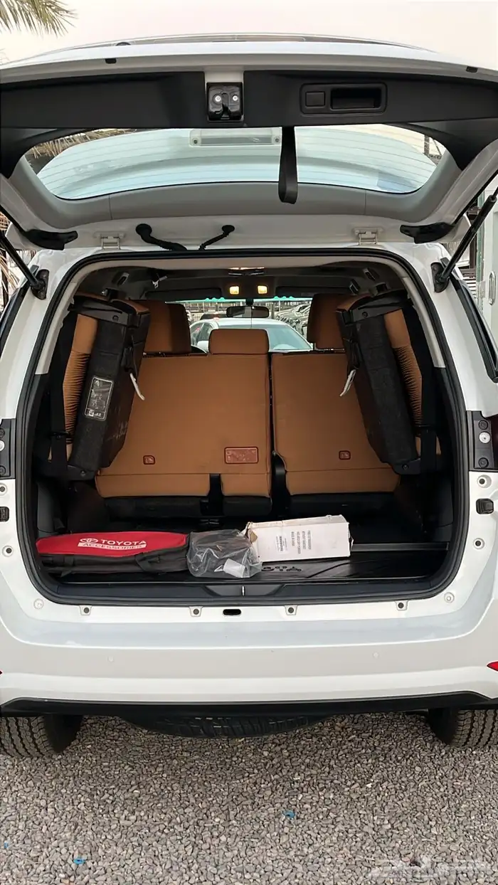 فورتشنر 2023بانزين 6سلندر دبل عداد145ألف خالي من الرشات 12