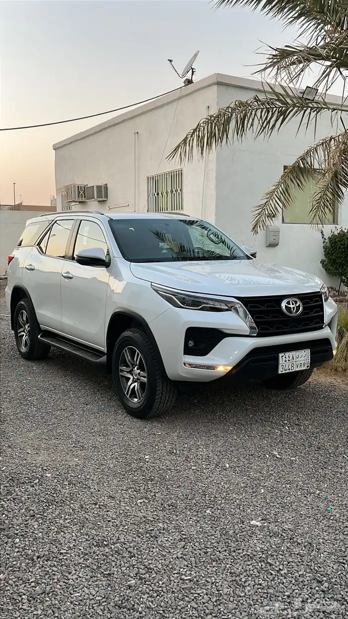 فورتشنر 2023بانزين 6سلندر دبل عداد145ألف خالي من الرشات 0