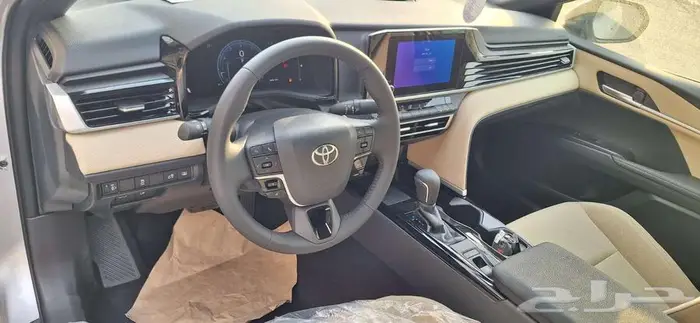 تويوتا كامرى LE بنزين موديل 2025 فضي 9